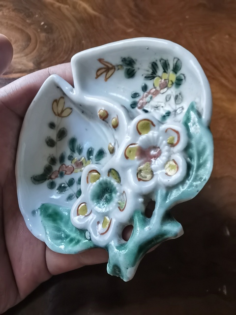 古玩陶瓷德化窯五彩桃型盤真品鑒賞圖