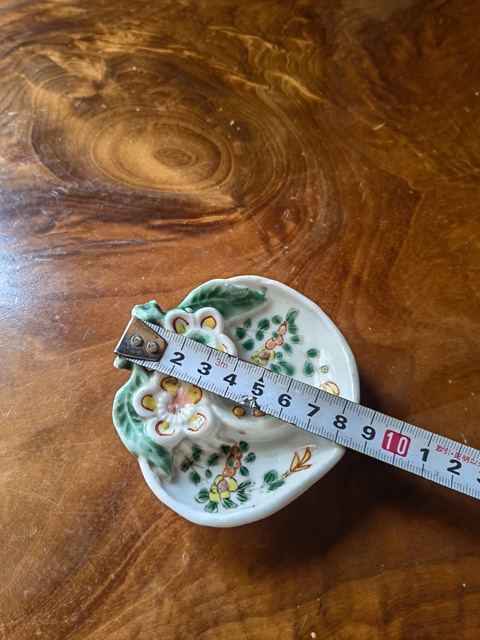 古玩陶瓷德化窯五彩桃型盤真品鑒賞圖