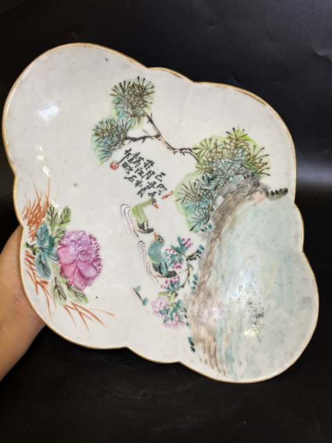 古玩陶瓷清光緒 大名家余玉田 淺降彩荷塘景致蓮池鴛鴦圖海棠型高足大供盤拍賣,當前價格4500元
