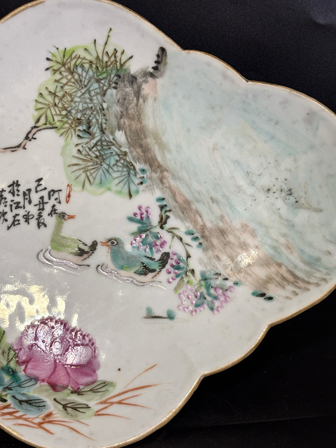 古玩陶瓷清光緒 大名家余玉田 淺降彩荷塘景致蓮池鴛鴦圖海棠型高足大供盤拍賣,當前價格4500元