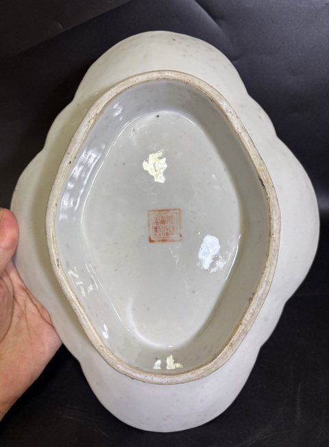古玩陶瓷清光緒 大名家余玉田 淺降彩荷塘景致蓮池鴛鴦圖海棠型高足大供盤拍賣,當前價格4500元