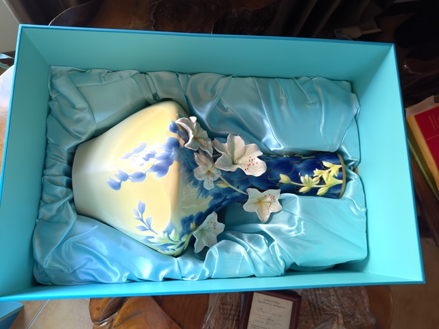 古玩陶瓷花卉紋堆塑瓶真品鑒賞圖