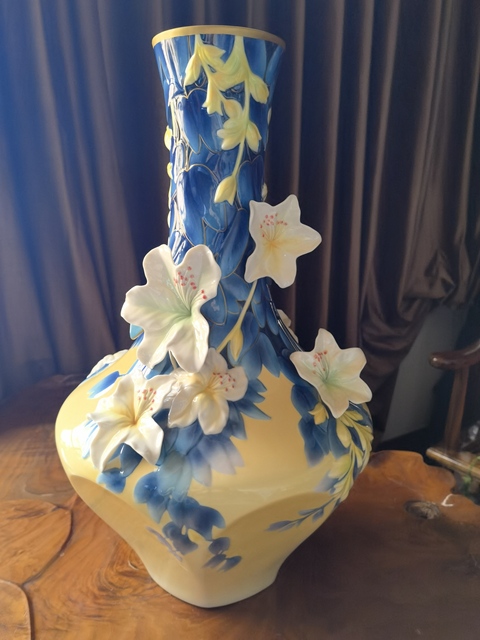 古玩陶瓷花卉紋堆塑瓶真品鑒賞圖
