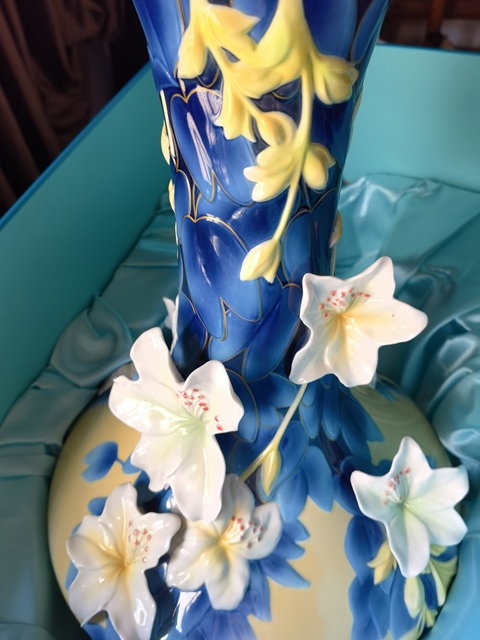 古玩陶瓷花卉紋堆塑瓶真品鑒賞圖
