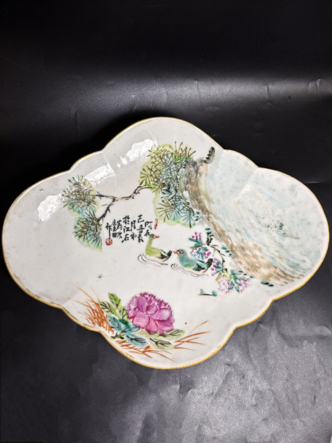 古玩陶瓷清光緒 大名家余玉田 淺降彩荷塘景致蓮池鴛鴦圖海棠型高足大供盤拍賣,當前價格4500元