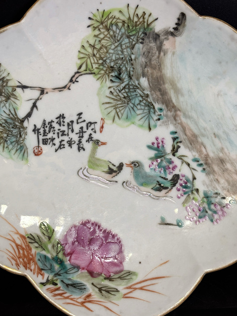 古玩陶瓷清光緒 大名家余玉田 淺降彩荷塘景致蓮池鴛鴦圖海棠型高足大供盤拍賣,當前價格4500元