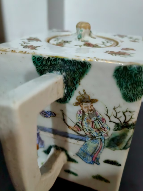古玩陶瓷粉彩執(zhí)壺真品鑒賞圖