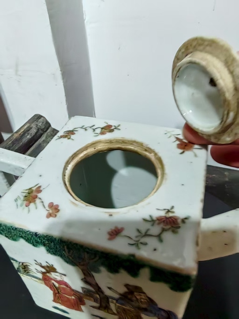 古玩陶瓷粉彩執(zhí)壺真品鑒賞圖