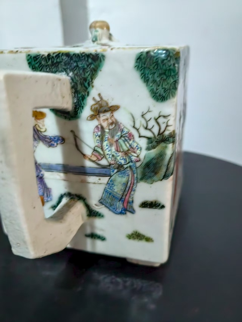 古玩陶瓷粉彩執(zhí)壺真品鑒賞圖