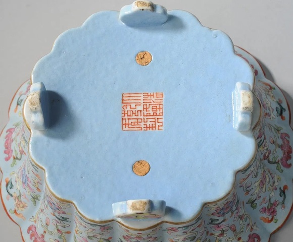 古玩陶瓷粉彩花卉紋瓜棱花盆真品鑒賞圖