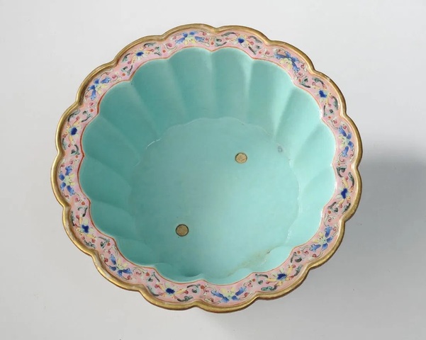 古玩陶瓷粉彩花卉紋瓜棱花盆真品鑒賞圖