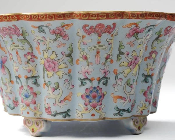 古玩陶瓷粉彩花卉紋瓜棱花盆真品鑒賞圖