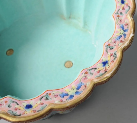 古玩陶瓷粉彩花卉紋瓜棱花盆真品鑒賞圖