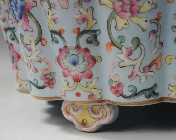 古玩陶瓷粉彩花卉紋瓜棱花盆真品鑒賞圖
