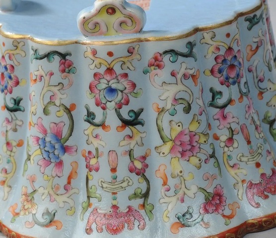 古玩陶瓷粉彩花卉紋瓜棱花盆真品鑒賞圖