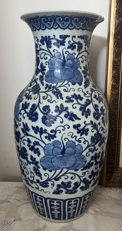 古玩陶瓷花卉紋青花瓶真品鑒賞圖