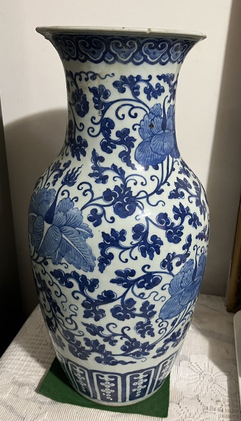 古玩陶瓷花卉紋青花瓶真品鑒賞圖