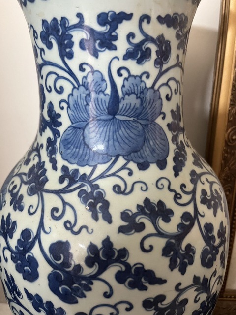 古玩陶瓷花卉紋青花瓶真品鑒賞圖