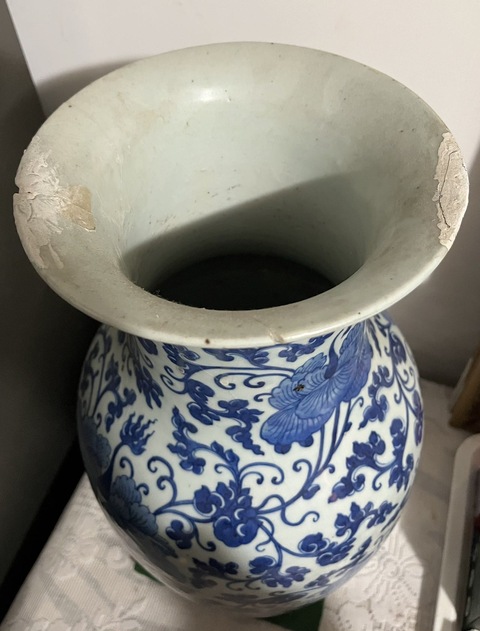 古玩陶瓷花卉紋青花瓶真品鑒賞圖