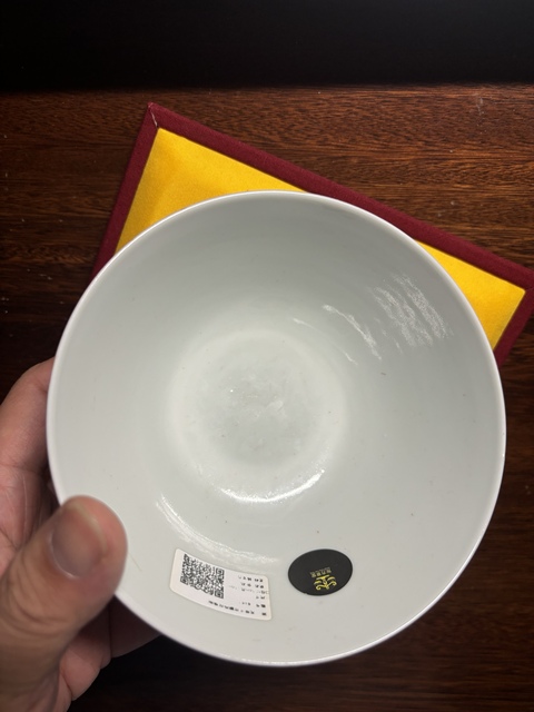 古玩陶瓷紅釉碗真品鑒賞圖