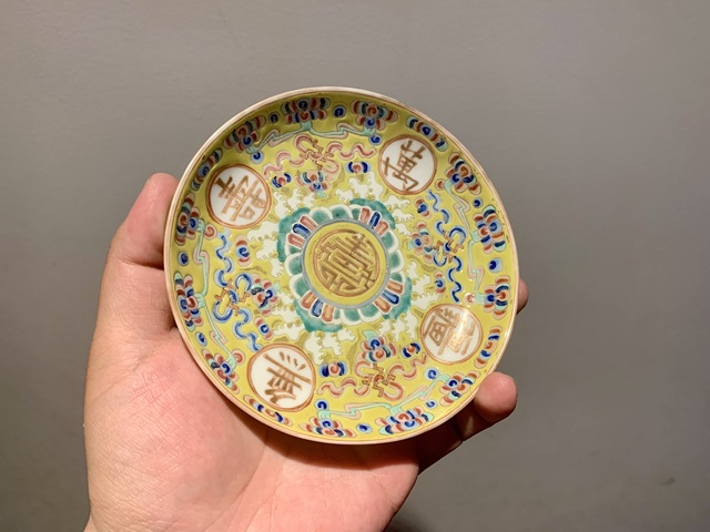 古玩陶瓷黃地粉彩萬壽無疆盤真品鑒賞圖