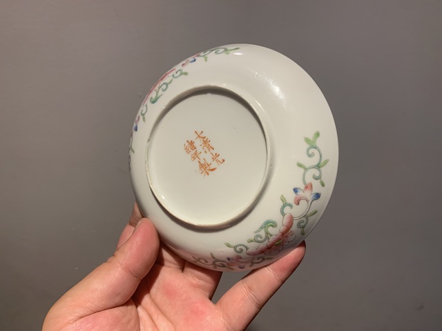 古玩陶瓷黃地粉彩萬壽無疆盤真品鑒賞圖