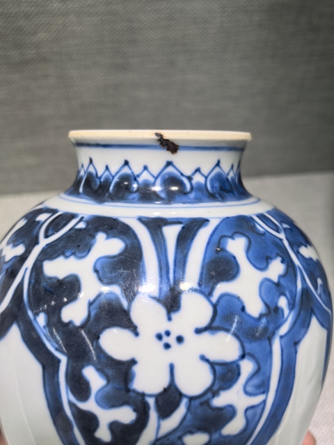 古玩陶瓷青花花卉紋罐真品鑒賞圖