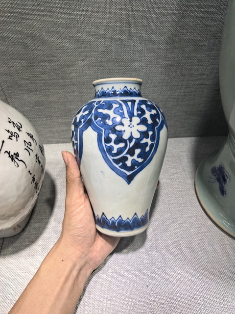 古玩陶瓷青花花卉紋罐真品鑒賞圖