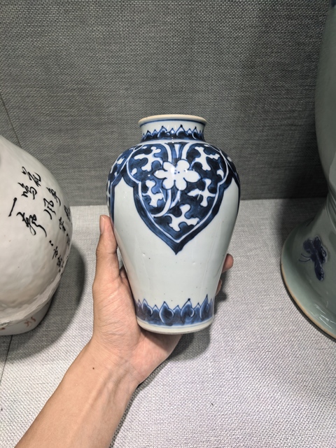 古玩陶瓷青花花卉紋罐真品鑒賞圖