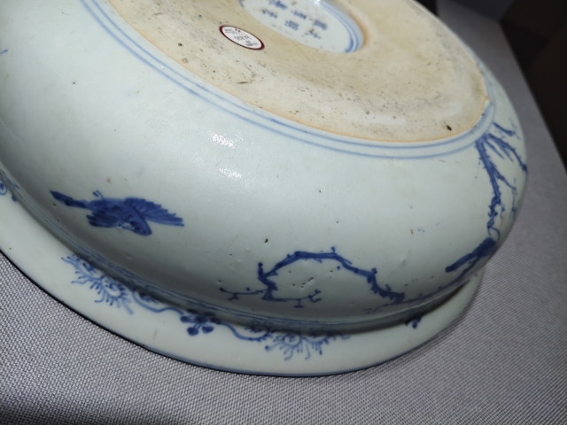 古玩陶瓷明代晚期青花花籃紋折沿深腹盆真品鑒賞圖