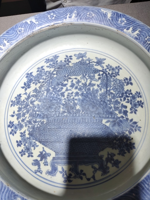 古玩陶瓷明代晚期青花花籃紋折沿深腹盆真品鑒賞圖