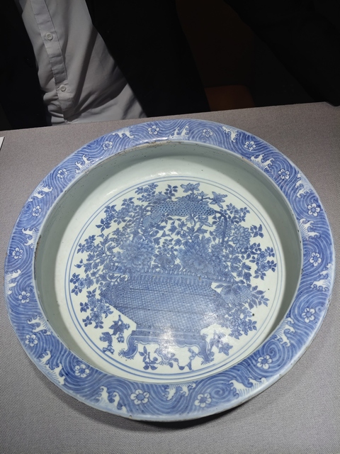 古玩陶瓷明代晚期青花花籃紋折沿深腹盆真品鑒賞圖