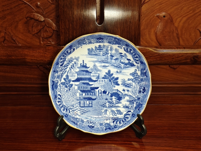 古玩陶瓷清乾隆?青花亭臺樓閣山水紋小盤(超細路)拍賣,當前價格1288元