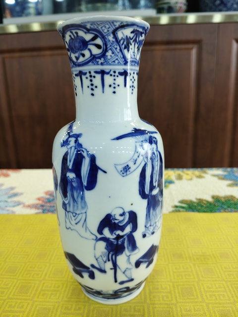 古玩陶瓷清代晚期青花人物敞口瓶。真品鑒賞圖