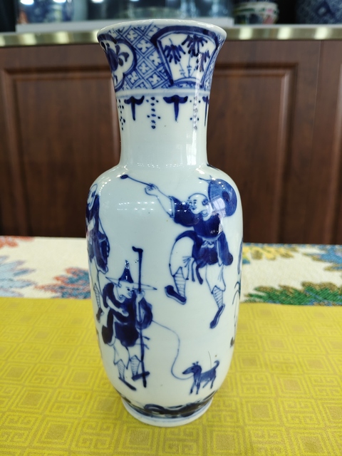 古玩陶瓷清代晚期青花人物敞口瓶。真品鑒賞圖
