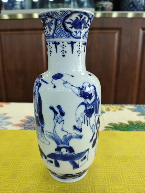 古玩陶瓷清代晚期青花人物敞口瓶。真品鑒賞圖