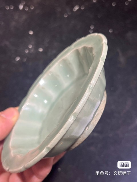 古玩陶瓷龍泉青瓷刻花盤真品鑒賞圖
