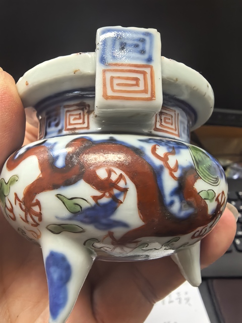 古玩陶瓷青花五彩龍紋香爐真品鑒賞圖