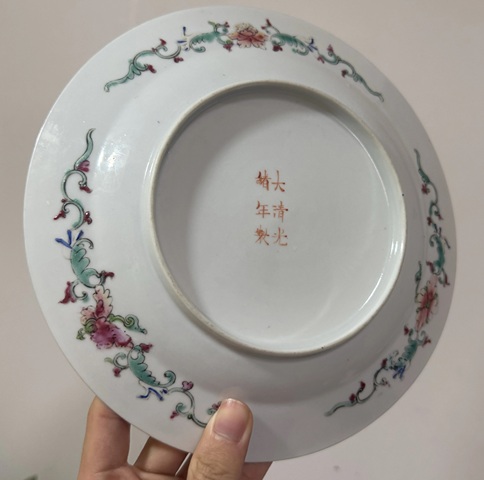 古玩陶瓷黃地粉彩萬壽無疆盤真品鑒賞圖