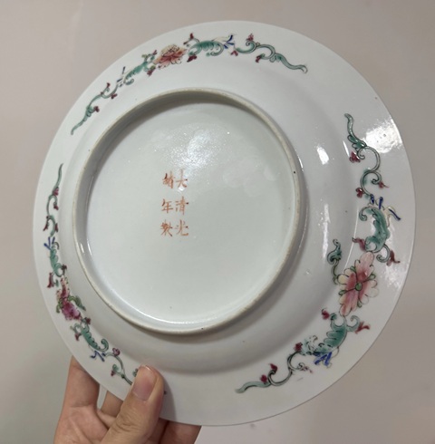 古玩陶瓷黃地粉彩萬壽無疆盤真品鑒賞圖