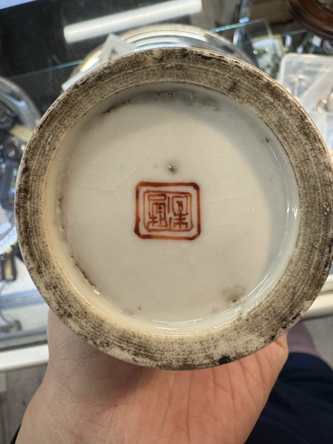 古玩陶瓷人物紋筆筒真品鑒賞圖