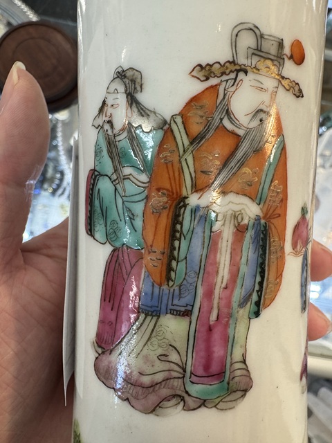 古玩陶瓷人物紋筆筒真品鑒賞圖