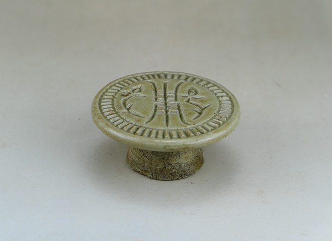 古玩陶瓷龍泉青瓷壽字托盤真品鑒賞圖