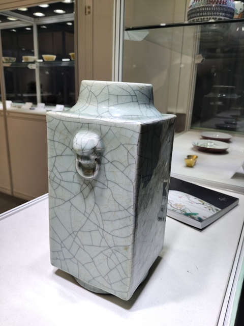 古玩陶瓷清中期仿官釉琮式瓶。真品鑒賞圖