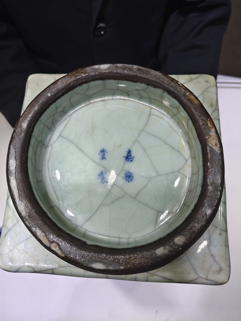 古玩陶瓷清中期仿官釉琮式瓶。真品鑒賞圖
