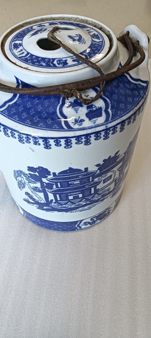 古玩陶瓷當代青花提梁茶壺。真品鑒賞圖