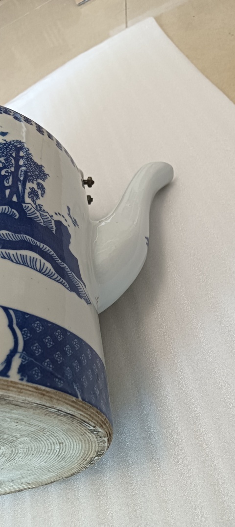 古玩陶瓷當代青花提梁茶壺。真品鑒賞圖