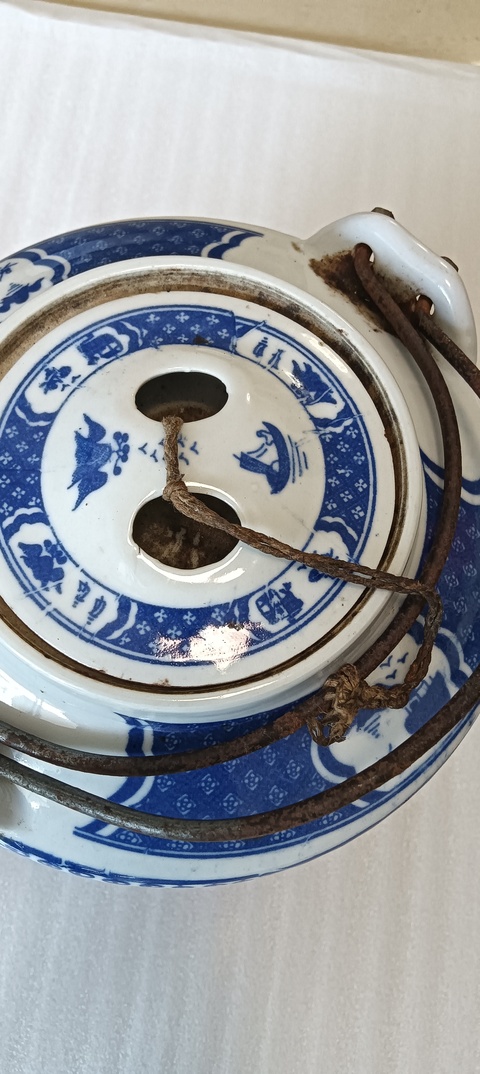 古玩陶瓷當代青花提梁茶壺。真品鑒賞圖