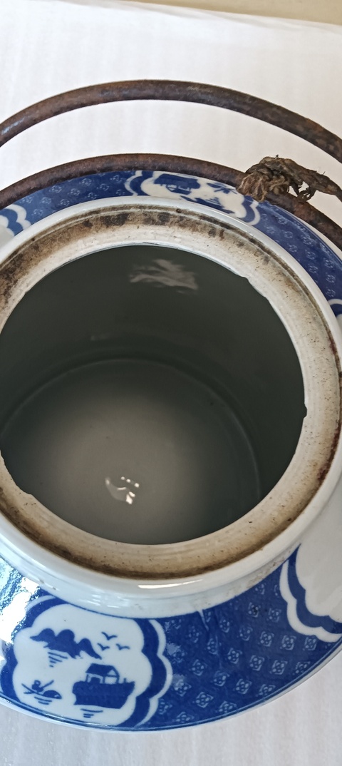 古玩陶瓷當代青花提梁茶壺。真品鑒賞圖