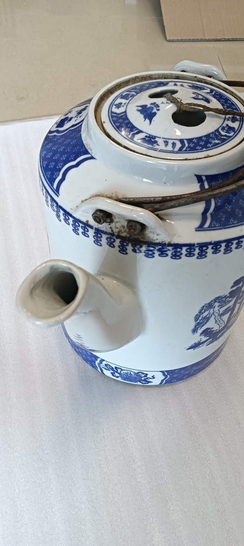 古玩陶瓷當代青花提梁茶壺。真品鑒賞圖